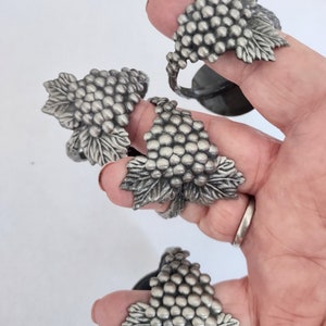 Napkin Rings/ Pewter Napkin Holders / Silver Napkin Holders / Grape Decor/ Grape Items / Tableware/ Table Items / Napkin Holders/