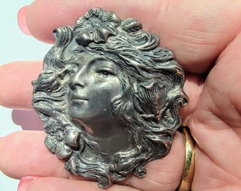 Broche Art Nouveau em Prata de Lei: Alfinete Antigo com Retrato de Mulher