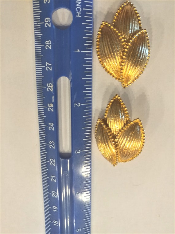 Trifari Gold Earrings / Trifari Clip Earrings / Tr