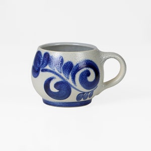 Taza de cerámica vintage con asa pintada a mano, decoración de mesa bohemia alemana de los años 70