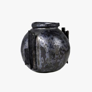Könnte beinhalten: Eine schwarze Keramikvase mit einer strukturierten, metallischen Oberfläche. Die Vase hat einen runden Körper und eine breite Öffnung.