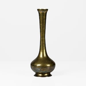 Könnte beinhalten: Eine hohe, schlanke Vase aus Messing mit abgerundetem Boden und schmalem Hals. Die Vase hat einen leicht gealterten, antiken Look.