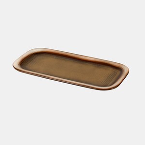 Puede incluir: Una bandeja rectangular con interior marrón y borde marrón claro. La bandeja tiene esquinas redondeadas y un borde ligeramente elevado. La superficie tiene un aspecto texturizado.