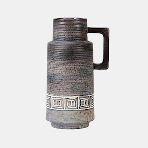 Peut inclure: Un vase en céramique texturé et de grande taille, avec une anse marron foncé. Le vase a un corps cylindrique avec des rainures horizontales et un motif géométrique blanc décoratif près de la base. La palette de couleurs comprend des nuances de marron, de gris et de bleu.