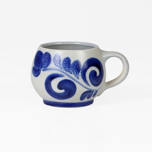 Taza de cerámica vintage con asa pintada a mano, decoración de mesa bohemia alemana de los años 70