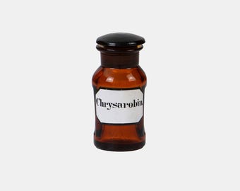 Vintage Brown Glass Apothecary Jar With Label – 1930s-1950s Pharmacy Bottle – Chrysarobin. – Medical Glass Storage Container With Lid