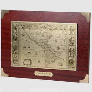 Vintage Amerika Karte Wandbehang 1960er, Holz & Metall Wandbild, Selten Wanddeko 60er, Amerika im Jahr 1636