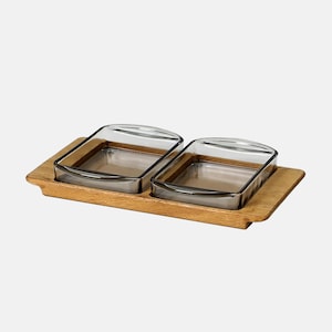 Bandeja vintage de teca con platos de cristal, diseño de los años 60, estilo moderno de mediados de siglo.