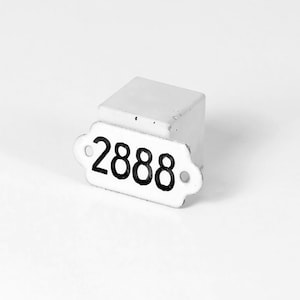 Peut inclure: Étiquette en métal blanc avec le numéro 2888 peint en noir.