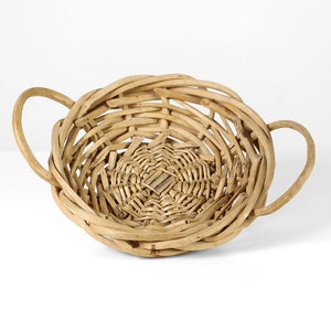 Cesta de madera vintage con asas
