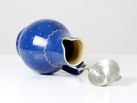 青い装飾の陶器ピッチャー ヴィンテージ Bürgel 陶器ピッチャー：青い水玉模様、ブリキの蓋