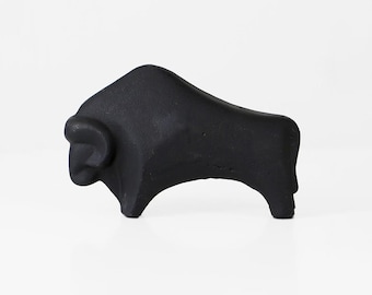 Vintage Brutalist Bull Sculpture 1970s – Black Cast Iron Modernist Animal Figurine