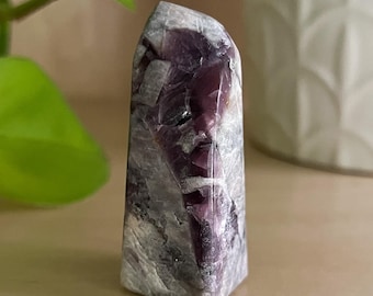 電気ユーフォラライトタワー：希少な紫色の鉱物結晶 - Etsy 日本