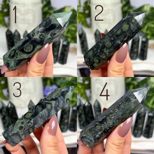 Pode incluir: Quatro pontas de pedra serpentina verde e preta, cada uma com um padr&atilde;o &uacute;nico. As pontas s&atilde;o numeradas de 1 a 4.