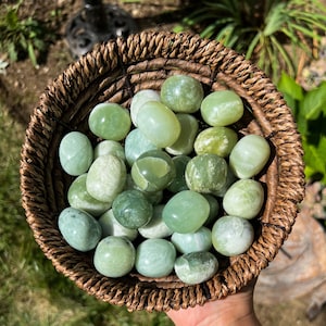 Hellgrüne Jade Trommelsteine, klobiger Taschenkristall, Meditationsstein, spirituelles Yoga Geschenk, Kristalle für Grids