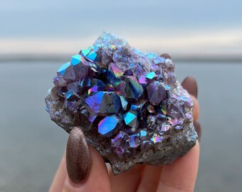 レインボーオーラ アメジスト スマイル ジオード スフィア 70㎜ レインボーオーラアメジストクリスタルクラスター：カラフルなジオード