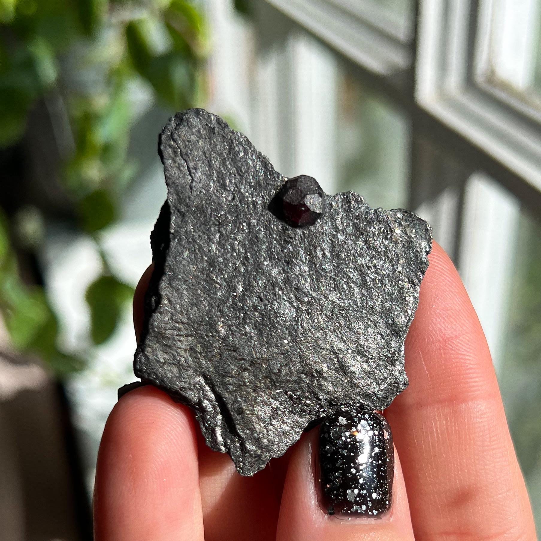 グラファイト板入りガーネット、レッドエンバーズ鉱山産クリスタル