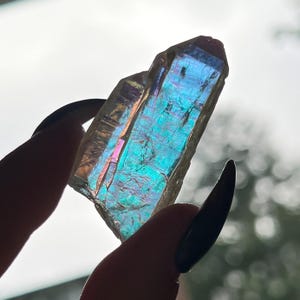 Angel Aura Lemurische kwartspunt, vrijstaande regenboogkwartssteen
