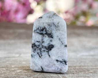 電気ユーフォラライトタワー：希少な紫色の鉱物結晶 - Etsy 日本