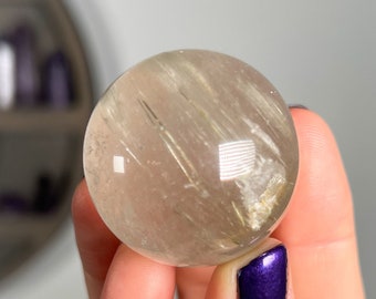 Esfera de cuarzo con clorita rutilada: bola de cristal con inclusiones raras