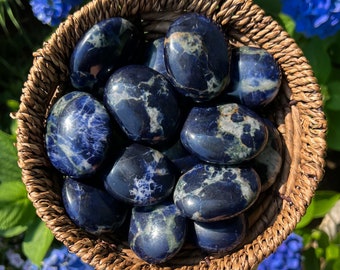 Piedra de palma de sodalita azul oscuro: Cristal precioso para la meditación