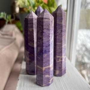 Obelisco de jade lavanda da Turquia, torre de pedra de cristal roxo, presente metafísico para colecionadores de gemas.