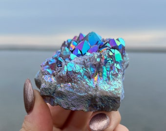 レインボーオーラアメジストクリスタルクラスター：カラフルなジオード