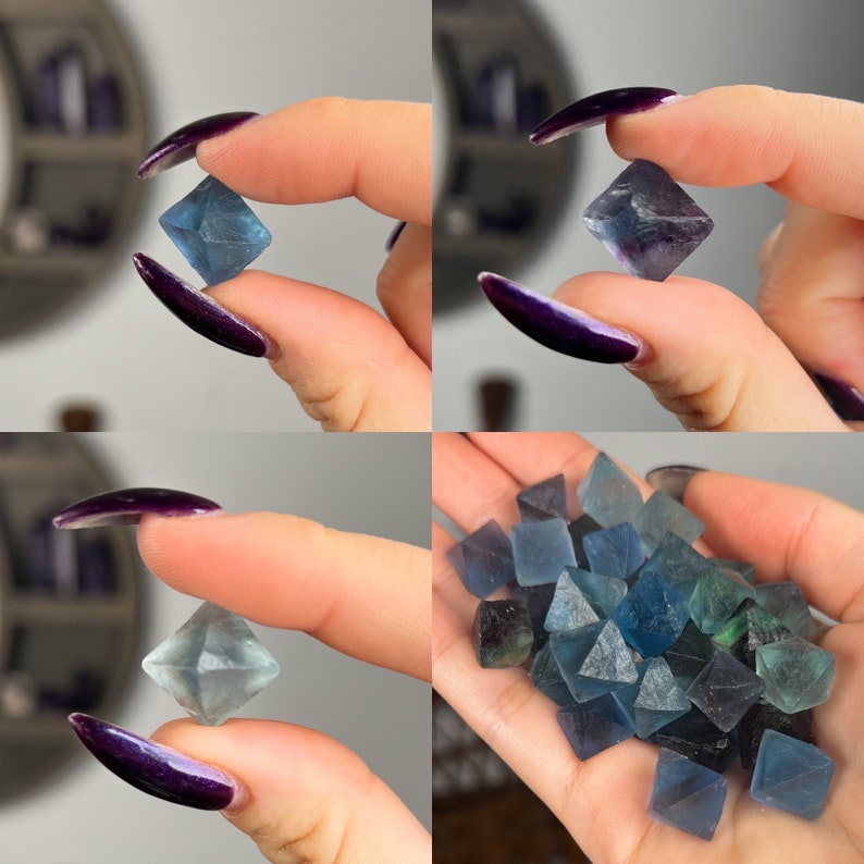 Puede incluir: Una colecci&oacute;n de cristales de fluorita azules, verdes y morados de varios tama&ntilde;os. Los cristales tienen forma octa&eacute;drica y un brillo v&iacute;treo.