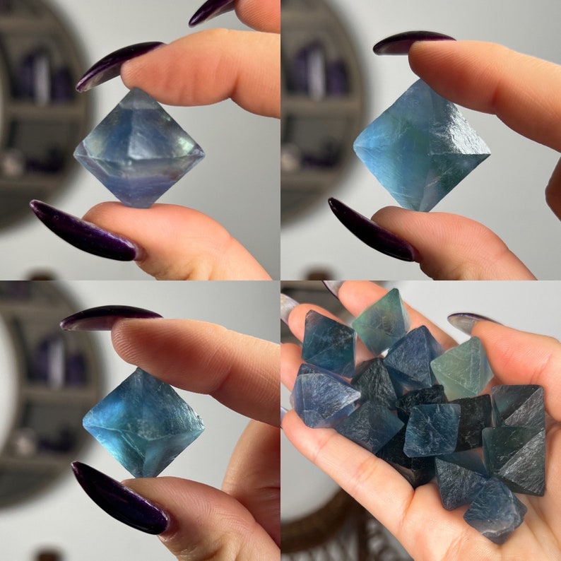 Puede incluir: Una colecci&oacute;n de octaedros de fluorita azul y verde, algunos son cristales &uacute;nicos y otros son grupos de varios cristales.