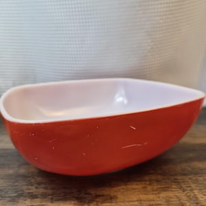 Puede incluir: Un juego de tres tazas de cerámica con un acabado mate moteado. Las tazas son de color crema, gris claro y gris oscuro. Cada taza tiene un diseño simple y minimalista y un asa redondeada.