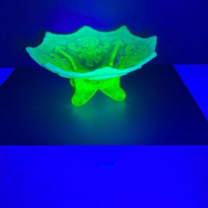 Northwood Dugan opalescent Vaseline glass bowl