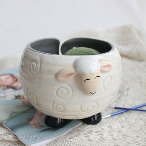 STL file CUTE CAT YARN BOWL HOLDER FOR KNITTING CROCHET, ACCESSORIES, SUPPLIES