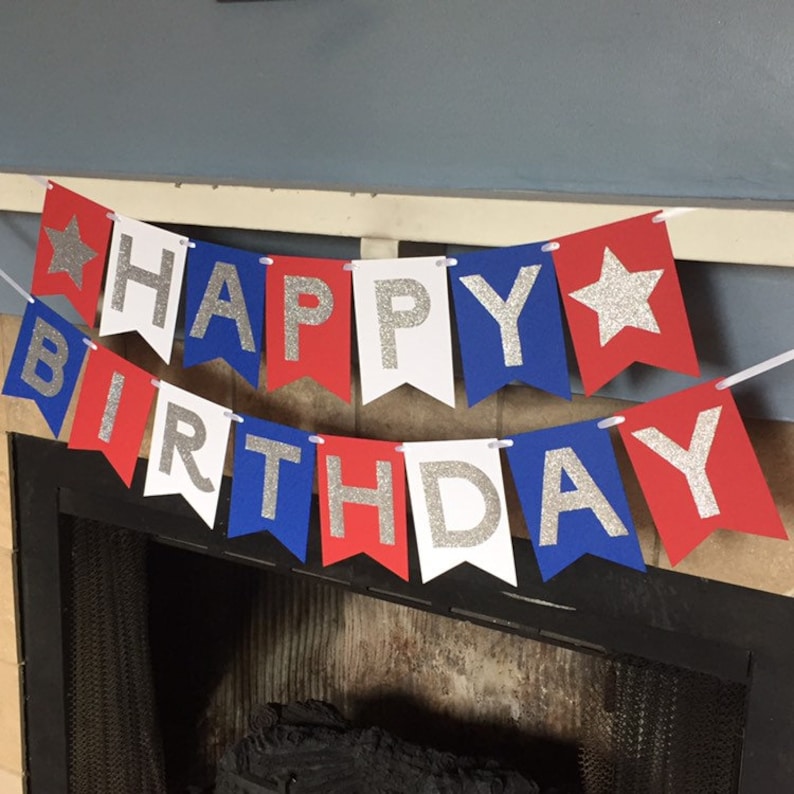 Puede incluir: Bandera roja, blanca y azul con letras de purpurina plateada que dice "Happy Birthday".