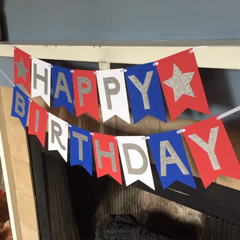 Puede incluir: Bandera roja, blanca y azul con letras de purpurina plateada que dice "Happy Birthday".
