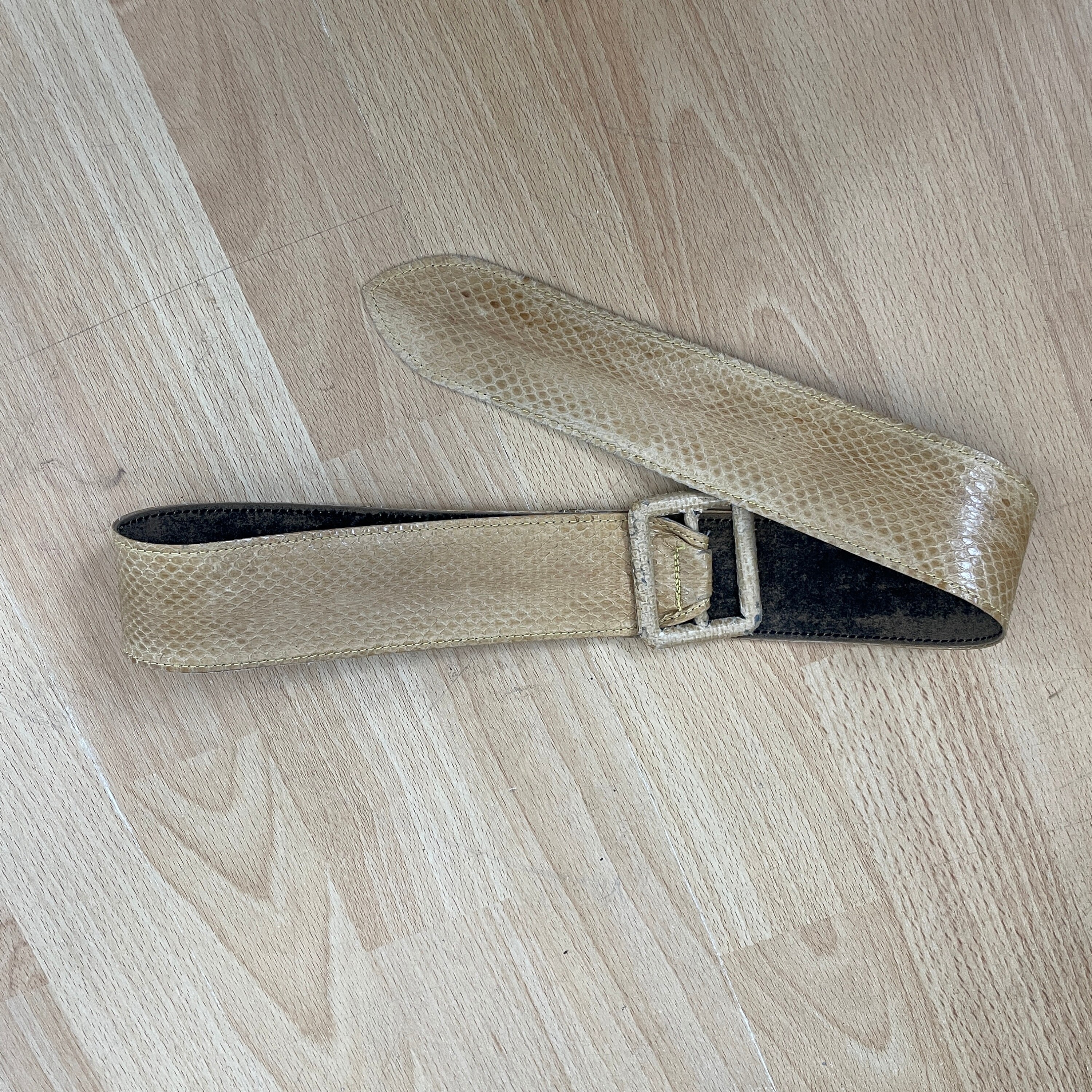 Ceinture en peau de serpent des années 80 - France