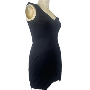 80er 90er Jahre Thierry Mugler schwarzes kleines schwarzes Kleid ärmellose Micro Mini Made in Italy ikonischen Avantgarde Französischer Designer gewölbte Korsett Tank