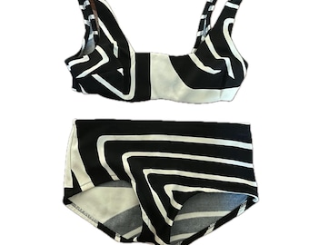 1960s Sears black & white bikini 2 piece set mid rise adjustable bralette bra top op art abstract pattern sexy but back small XS swimsuit
