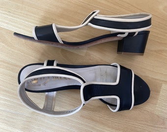 Vintage 60er Jahre Delman Kleid Sandalen Leder offene Spitze Low Chunk Heel Slip auf schwarz-weißen Schuhen Damen Größe 10 41 Art Deco Mid Century Modern