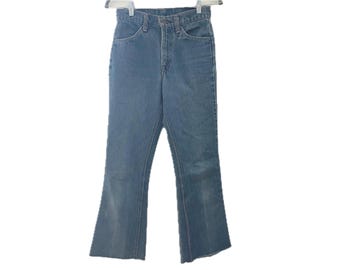 Jeans Levi's vintage 100% algodón, tiro medio, azul desteñido, acampanados, con etiqueta naranja clásica, bajo sin rematar, estilo años 70 y 80, pierna recta suave, 68,5 cm (27").