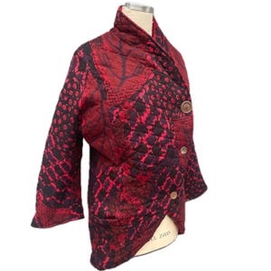 Vintage Wende Steppjacke Langer Kugelmantel Schalkragen Baumwolle Wickeldecke geometrisches Muster Rot Schwarz Druck one size Knopfleiste