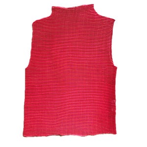 Peut inclure: Un haut sans manches rouge avec un col montant et une texture côtelée. Le haut a une encolure haute et un ourlet droit. Le tissu semble léger et adapté aux températures plus chaudes. Le haut est de couleur unie et a un design simple et minimaliste.