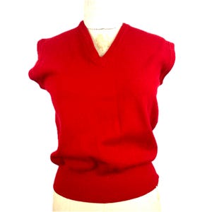 Kersenrode 100% wollen trui vest mouwloos jaren 80 jaren 90 v-hals cropped gebreide tanktop gemaakt in Italië natuurlijke vezels shirt vee medium crop preppy