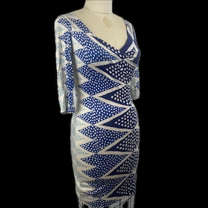 Y2K Diane Von Furstenberg 100% Silk Knit Ruched Midi Dress tailored jersey knit blue white polka dot pattern stretch bodycon iconic designer