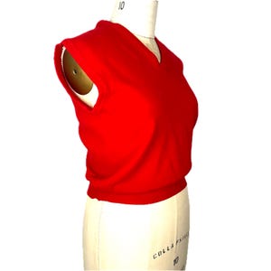 Kersenrode 100% wollen trui vest mouwloos jaren 80 jaren 90 v-hals cropped gebreide tanktop gemaakt in Italië natuurlijke vezels shirt vee medium crop preppy
