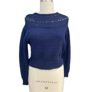 Handgebreide marineblauwe wollen trui met knoopsluiting op de rug, opstaande kraag en lange mouwen, met de hand gebreid volgens een antiek vintage patroon, minimaal cottagecore