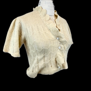 Hand knit wool cropped frilly ruffle collar scalloped neck sweater short sleeve button up natural cream cardigan soft made in Italy small