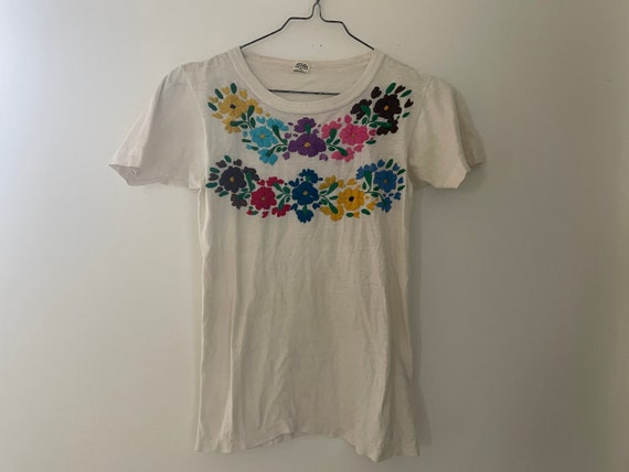 Floral embroidered single needle stitch white t s… - image 1