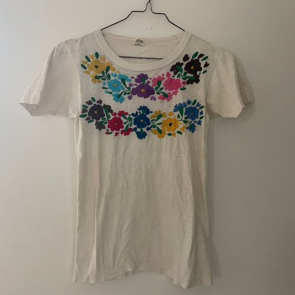 Floral embroidered single needle stitch white t shirt Otomi style Oaxaca Mexico 100% cotton womens vintage 70s 80s short sleeve extra small