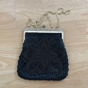 Bolso pequeño vintage de crochet con cuentas negras, bordado, con forma de concha, asa de cadena dorada, herrajes metálicos, bolso de mano con diseño floral, años 40, 50 y 60