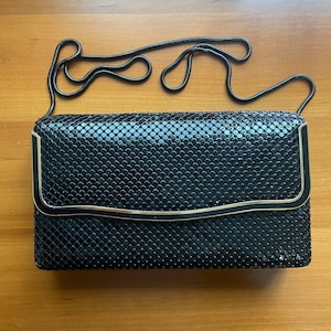 Bolso de mano pequeño de malla metálica negra y dorada de los años 40, bolso de noche, bolso tipo concha, herrajes dorados, cadena de serpiente, correa para el hombro, bolsillo interior de satén, clutch